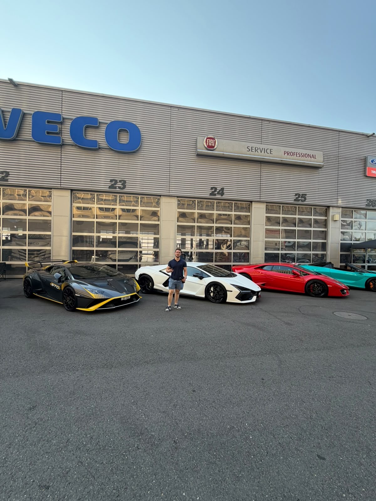 Davide Scanniello vor Supersportwagen